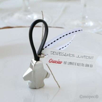 Llavero metálico avión con correa negra