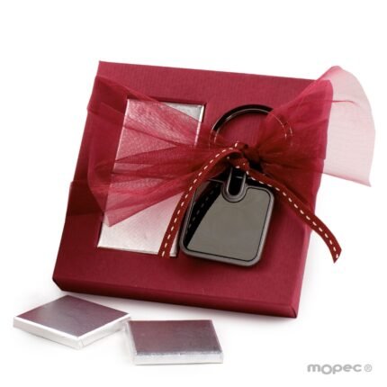 Llavero metal cuadrado en estuche granate