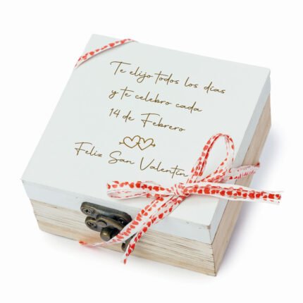 Caja de madera con tapa blanca y cierre metálico vintage